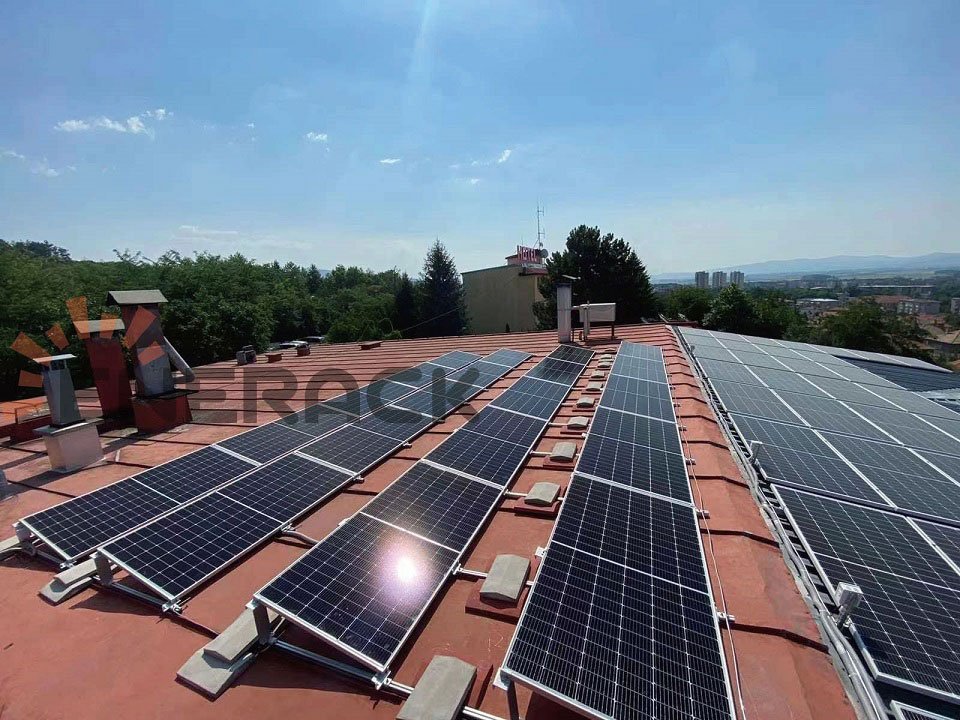 Système lesté 35KW et système de toit en tôle D01 en Bulgarie