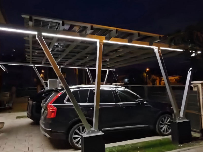 Le système de carport Enerack scintille dans la nuit