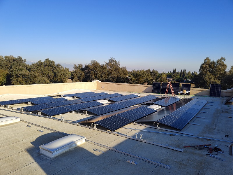 Ballasted-PRO sur le toit d'une maison californienne