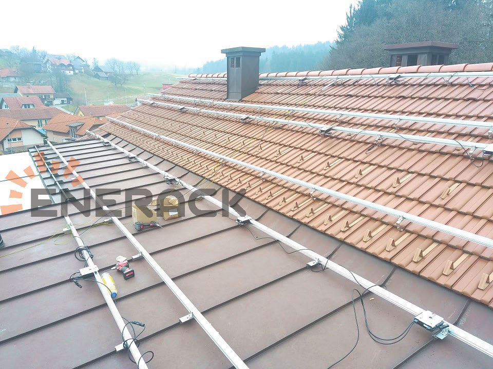 Système de crochet de toit en tuiles 10KW T17 et système de toit en tôle C10 en Slovénie